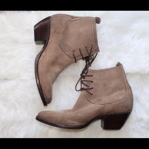 Frye Suede Lace-up Sacha Chukka Boot in Ash